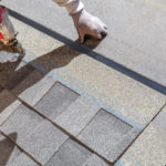 Comment un couvreur Guyane intègre-t-il des solutions écologiques dans la rénovation des toitures ?