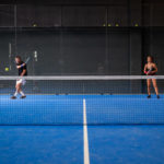 Comment vérifier les références d&rsquo;un constructeur court de padel avant de signer un contrat ?