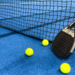 Peut-on demander à un constructeur court de padel de prendre en charge uniquement certaines étapes du projet ?